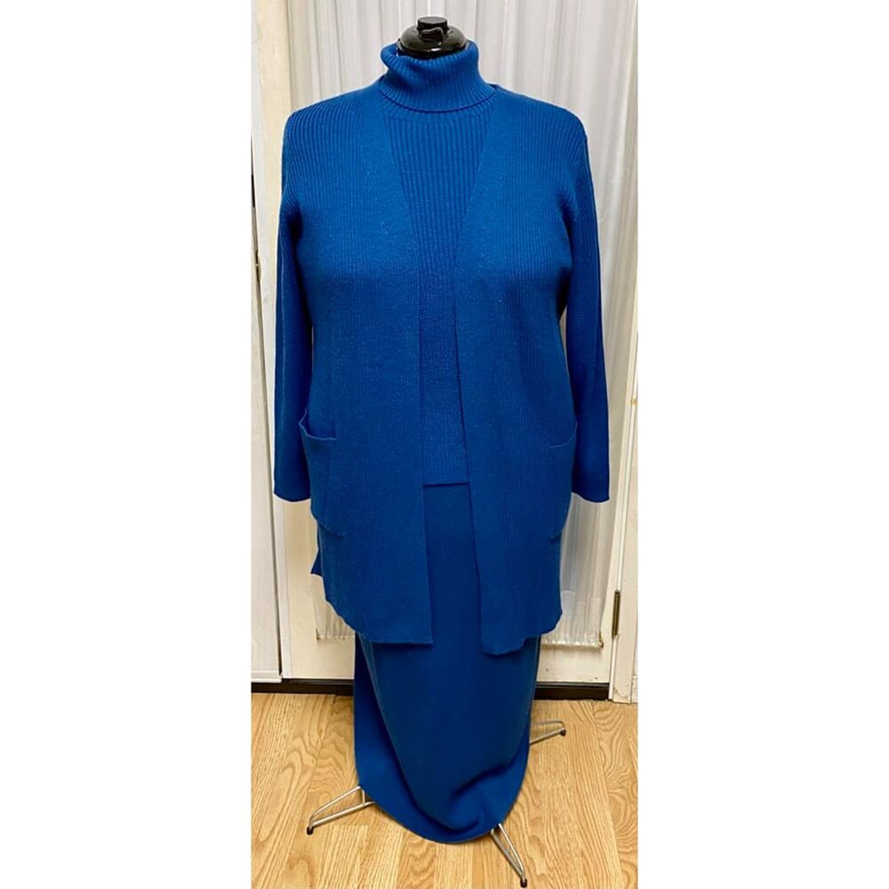 Dialogue women's blue three piece set. Size large